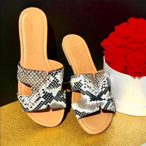👓Best In Class 🌟 Snakeskin Slide Sandals 🎯 - Picture 2 of 4